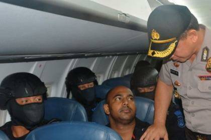 Myuran Sukumaran on the plane that took him from Bali to Cilacap. Indonesians see drug traffickers as mass murderers. Photo: Kompas TV
