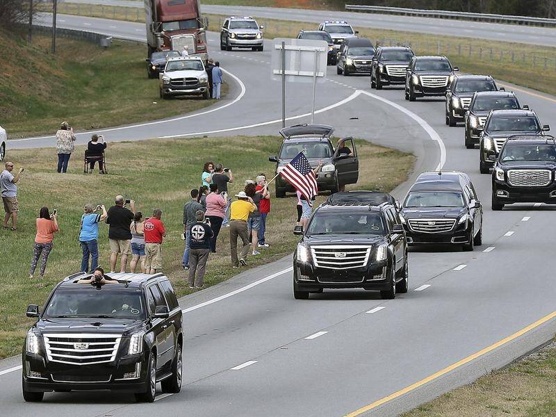 Mourners have paid their last respects as the body of Billy Graham was driven through Nth Carolina.