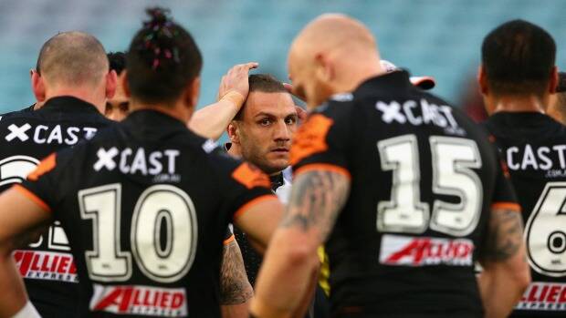 Talks: Robbie Farah with his Wests Tigers teammates. Photo: Getty Images 