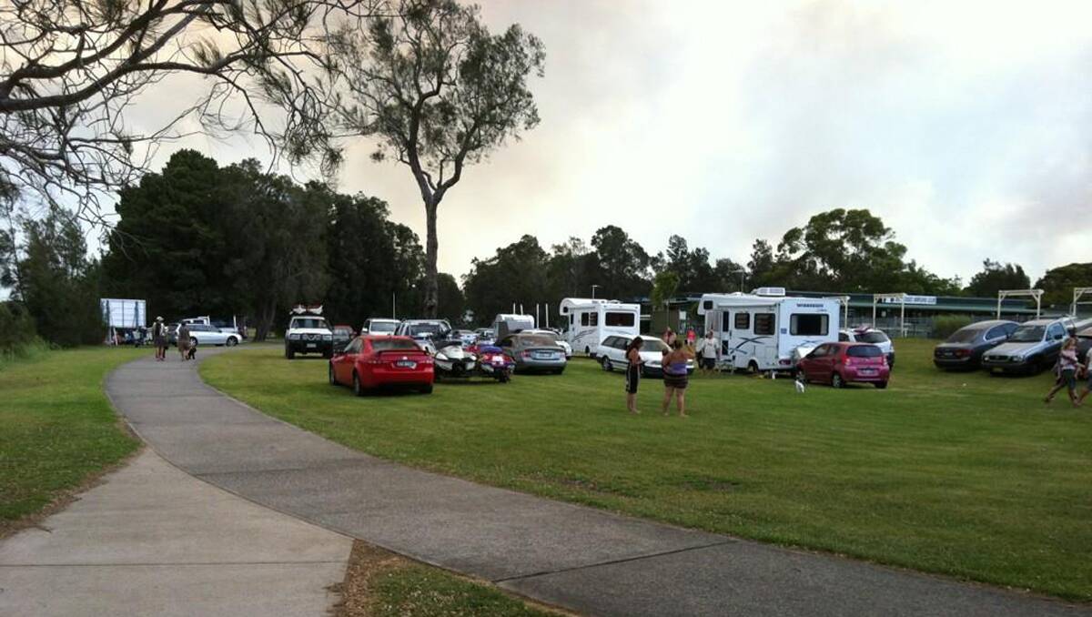 Evacuees at Sussex Inlet RSL. Photo: mickpugs/Twitter.