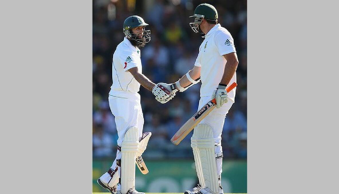 Hashim Amla and Graeme Smith shake hands after reaching their 100-run partnership. Photo: Getty Images