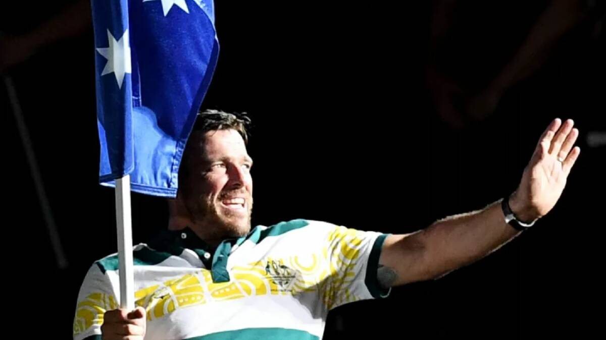 Kurt Fearnley carries the Australian flag into the closing ceremony. Photo: AAP