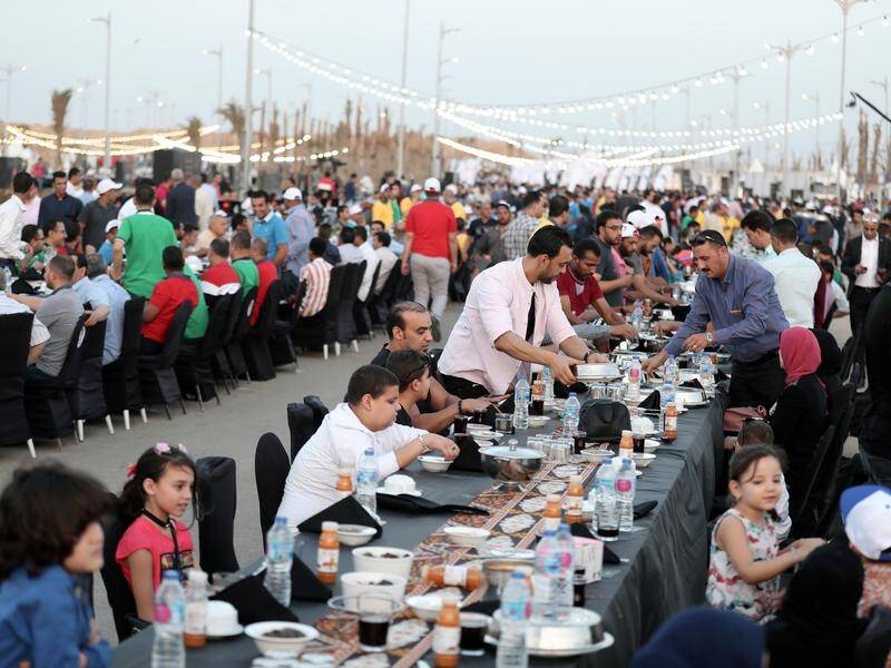 About 7,000 people have attended a banquet in Egypt to get a Guinness world record.