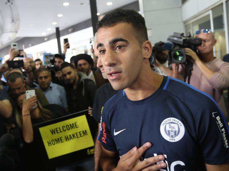 Refugee footballer Hakeem Al-Araibi has been welcomed home to Melbourne by throngs of supporters.